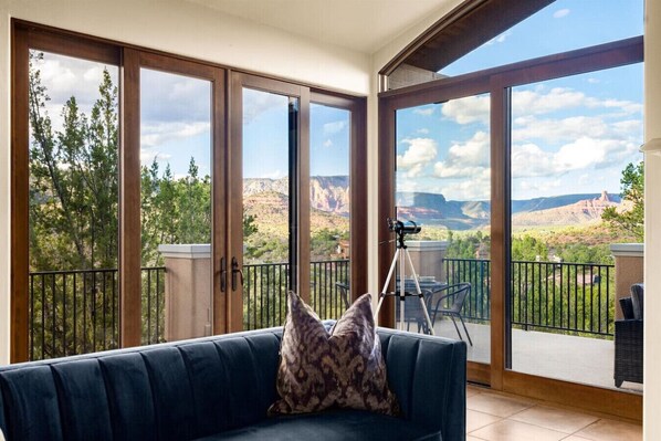 Televisión, chimenea y tenis de mesa