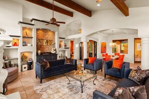 Televisión, chimenea y tenis de mesa