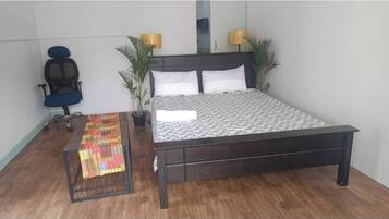 2 bedrooms, internet, bed sheets