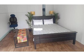 2 bedrooms, internet, bed sheets