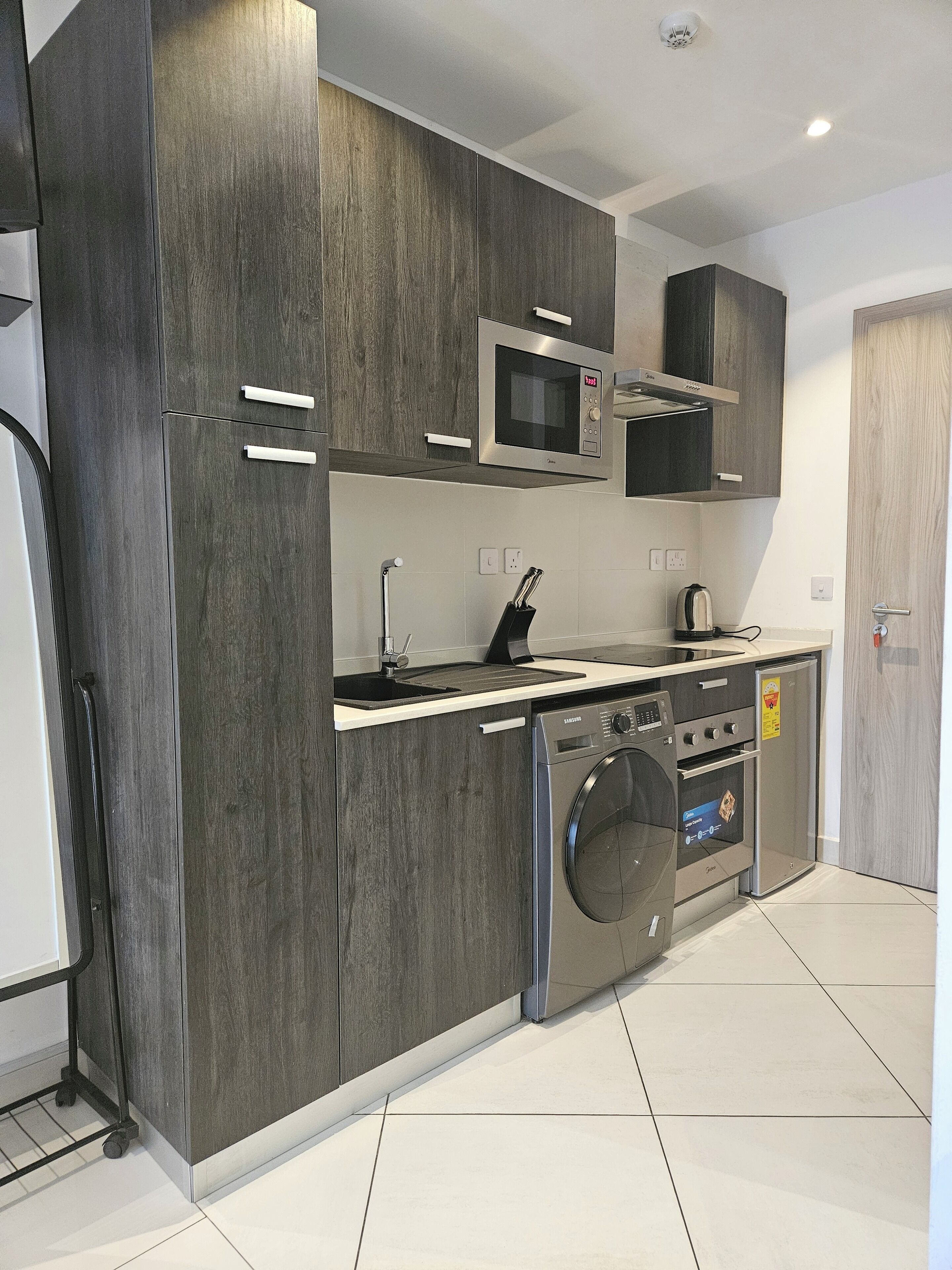 Mikrobølgeovn, ovn og kokeplater