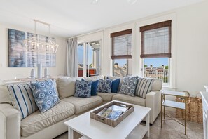 TV - Book 3 Nights Get 4th Free* Rare Find In Baytowne With Golf Cart* Pool* Hot Tub* (Miramar Beach)