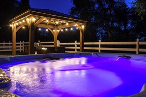 Terrace/patio - Yosemite + Bass Lake – Hot Tub, Games, Sleeps 13 (Oakhurst)