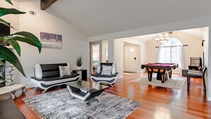 A spacious living room with a pool table, two sofas, and a coffee table. - Yosemite + Bass Lake – Hot Tub, Games, Sleeps 13 (Oakhurst)