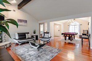 Games room - Yosemite + Bass Lake – Hot Tub, Games, Sleeps 13 (Oakhurst)