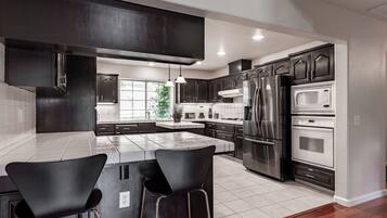 Kjøleskap, mikrobølgeovn, ovn og kokeplater