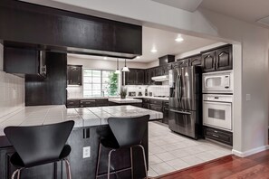 Fridge, microwave, oven, stovetop - Yosemite + Bass Lake – Hot Tub, Games, Sleeps 13 (Oakhurst)