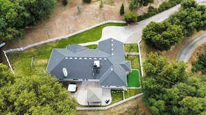 Exterior - Yosemite + Bass Lake – Hot Tub, Games, Sleeps 13 (Oakhurst)