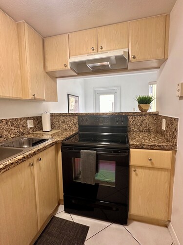 Beautiful 2/2.5 Condo w/free parking fast WiFi