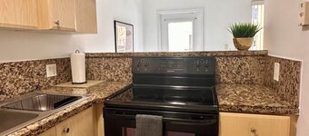 Beautiful 2/2.5 Condo w/free parking fast WiFi