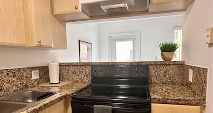 Beautiful 2/2.5 Condo w/free parking fast WiFi