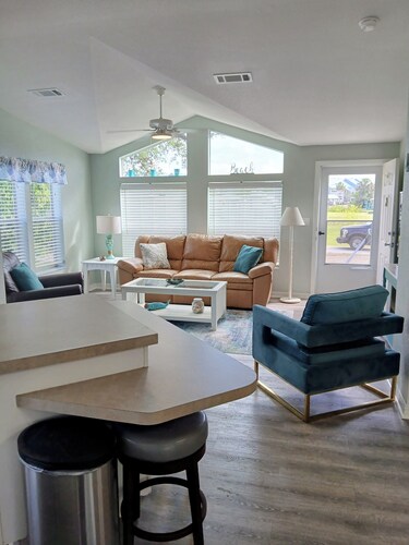 Coastal, cozy home on canal in Port Charlotte!