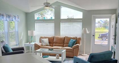 Coastal, cozy home on canal in Port Charlotte!