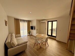 TV - Le Patio, 10 minutes from Béziers and 20 minutes from Pézenas (Pailhès)