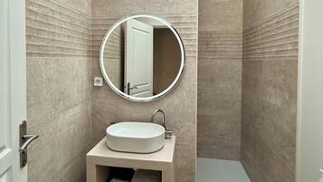 Dusche, Haartrockner, HandtĂŒcher, Toilettenpapier