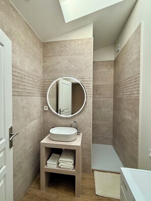Dusche, Haartrockner, Handtücher, Toilettenpapier