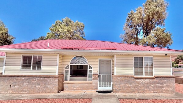 Exterior - Red Glow Plateau I In Town Location I Clean & Comfortable (Kanab)
