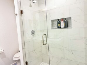 Een douche, een haardroger, handdoeken, zeep