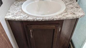 Dusche, HandtĂŒcher, Seife, Toilettenpapier