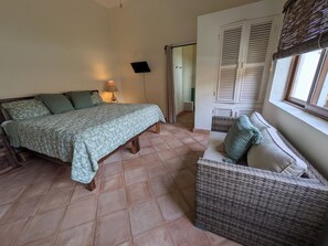 1 habitación, tabla de planchar con plancha, wifi y ropa de cama