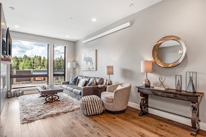 Smart TV, fireplace - Luxury Downtown Condo - Rendezvous Center 201 (Winter Park)