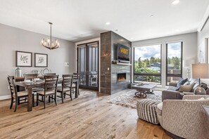 Smart TV, fireplace