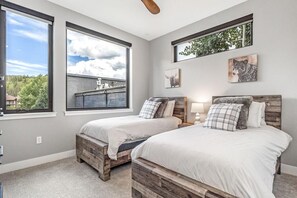 3 bedrooms, free WiFi, bed sheets, wheelchair access