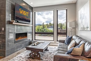Televisión y chimenea