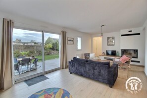 Fernseher, Kamin, Bücher