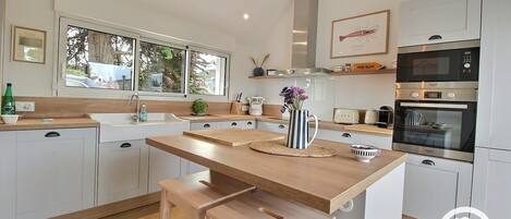 Geladeira, micro-ondas, fogão, cooktop