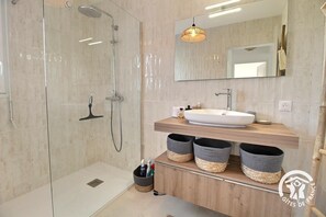 Shower, hair dryer, towels