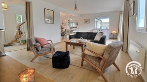 TV, peis og bøker