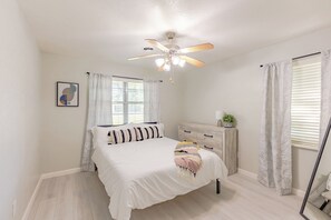 3 bedrooms, free WiFi, bed sheets - Ada Retreat with Cozy Backyard Firepit (Ada)