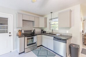 Frigorífico, microondas, horno y placa de cocina