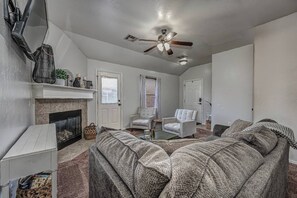Smart TV, fireplace