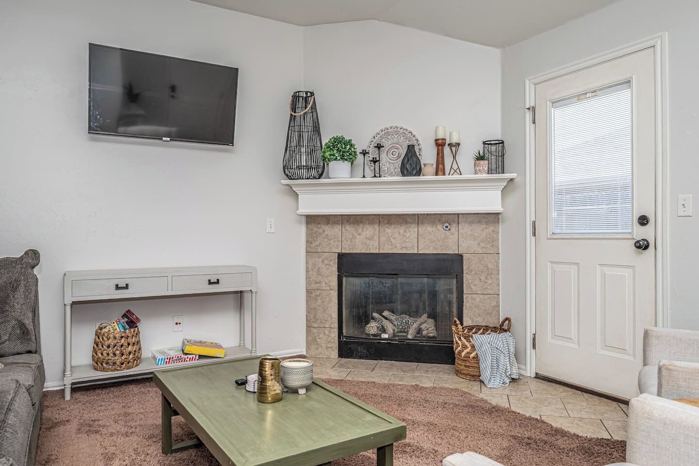 Smart TV, fireplace