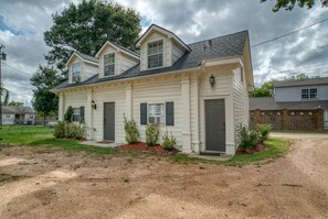 Exterior - Carriage House studio min to ECU (Ada)