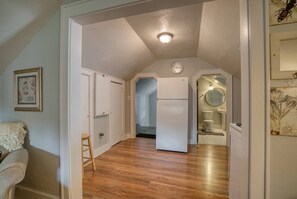 Interior - Carriage House studio min to ECU (Ada)