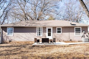 Exterior - Indie vibe fire pit 3 BR minutes to ECU (Ada)