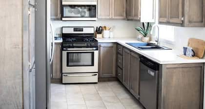 Indie vibe fire pit 3 BR minutes to ECU