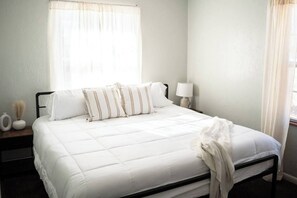 3 bedrooms, free WiFi, bed sheets - Indie vibe fire pit 3 BR minutes to ECU (Ada)