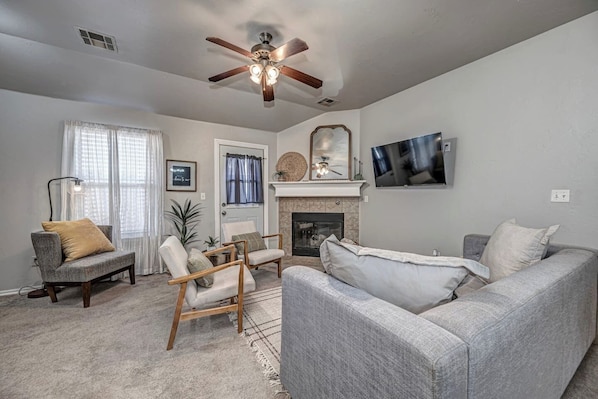 Smart TV, fireplace