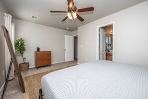 3 bedrooms, iron/ironing board, travel crib, free WiFi - Modern 3BR/2BA Near Tinker AFB & OKC! (Oklahoma City)