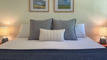 Tabla de planchar con plancha, wifi y ropa de cama