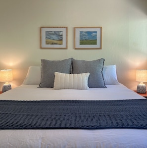 Tabla de planchar con plancha, wifi y ropa de cama