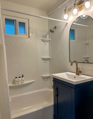 Haartrockner, Handtücher, Seife, Toilettenpapier