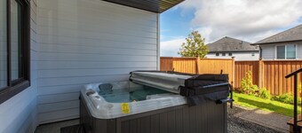Cozy Garden Suite W/ Hot Tub & Perfectly Located!