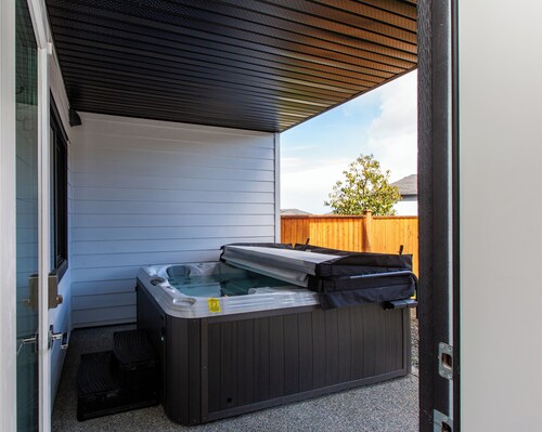 Cozy Garden Suite W/ Hot Tub & Perfectly Located!