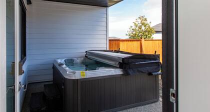 Cozy Garden Suite W/ Hot Tub & Perfectly Located!