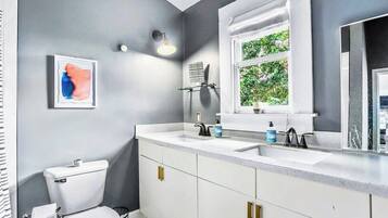 Deluxe House | Bathroom